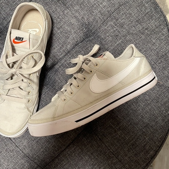 Nike size 7.5 sneaker comfort fit - Picture 3 of 3